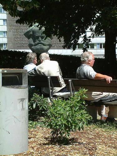 Rentner ruhen am Marx Kopf