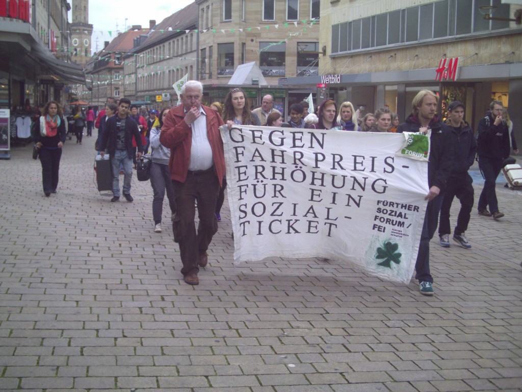 Demonstrationszug der Lärmdemonstration gegen Fahrpreiserhöhung in der Fürther Fußgängerzone